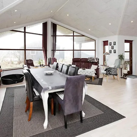 Feriehus Three-bedroom Holiday In Haestveda *