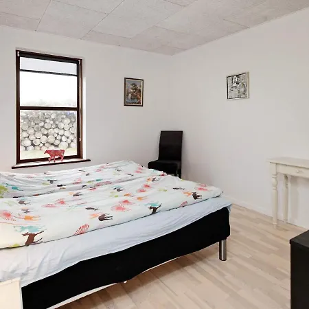 Feriehus Three-bedroom Holiday In Haestveda *
